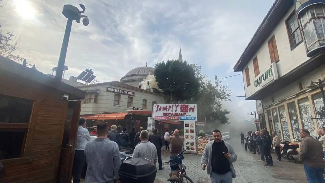 Restoran Bacası Kaleiçi’ni Dumana Boğdu! 5